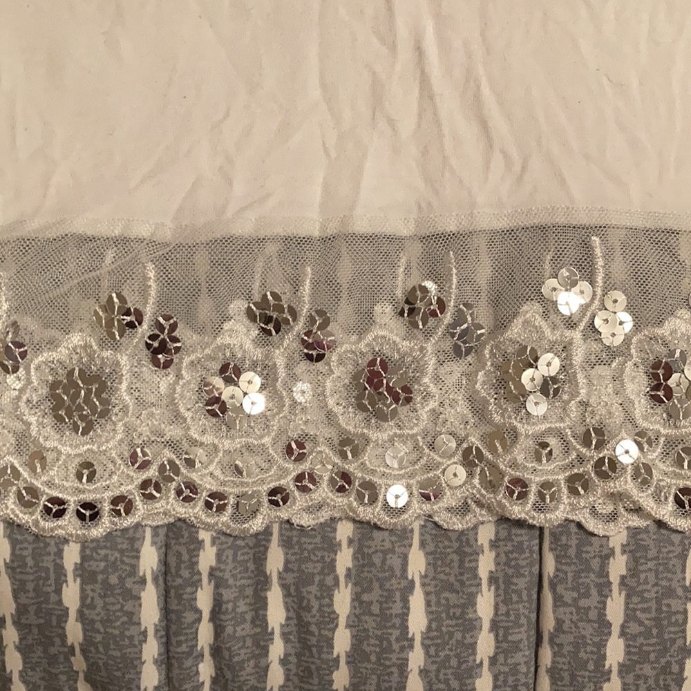 White sequins/lace trim top - Picture 2 of 6